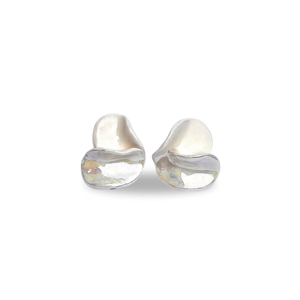 Petali pearl-white ceramic stud earrings with irregular shapes tegen witte achtergrond