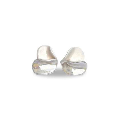 Petali pearl-white ceramic stud earrings with irregular shapes tegen witte achtergrond