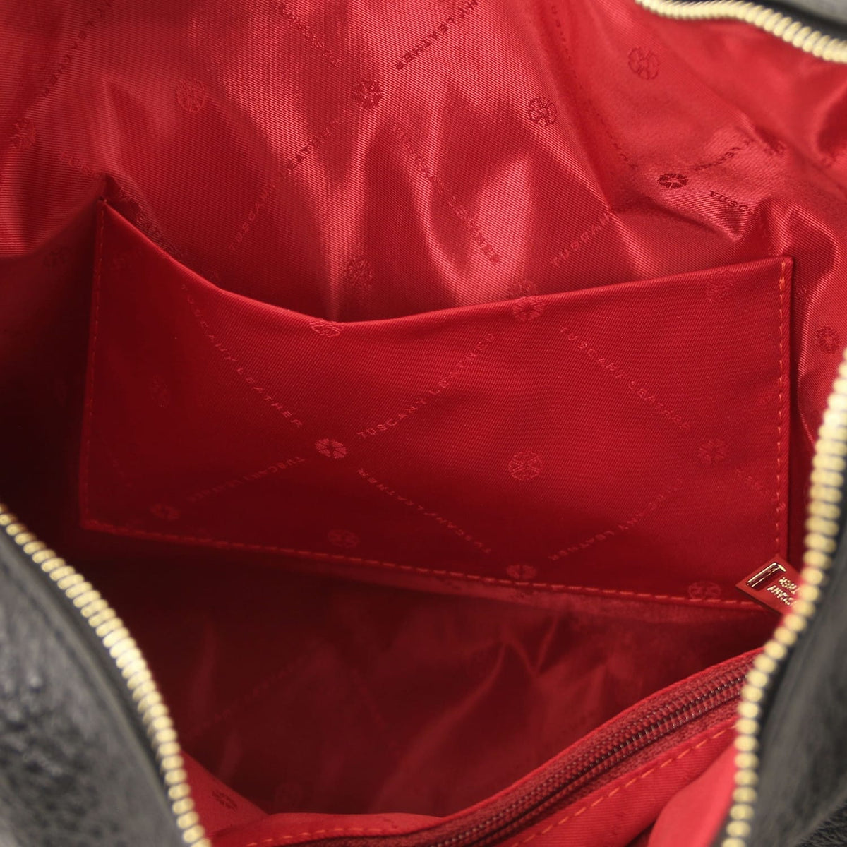 Rojo forro interior of Plenia Italian leather bolso shopper with a pocket and repeating logo pattern