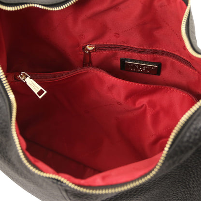 Rojo forro interior with bolsillo con cremallera and brand plaque inside a black leather handbag