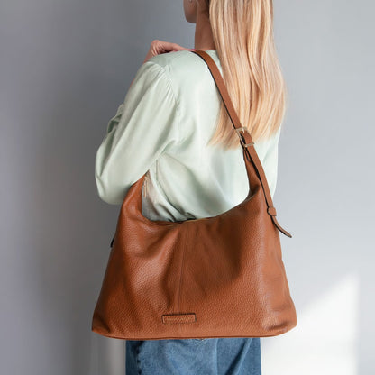 Marrón Italian leather bolso tote shopper with a wide shoulder strap llevado por una modelo