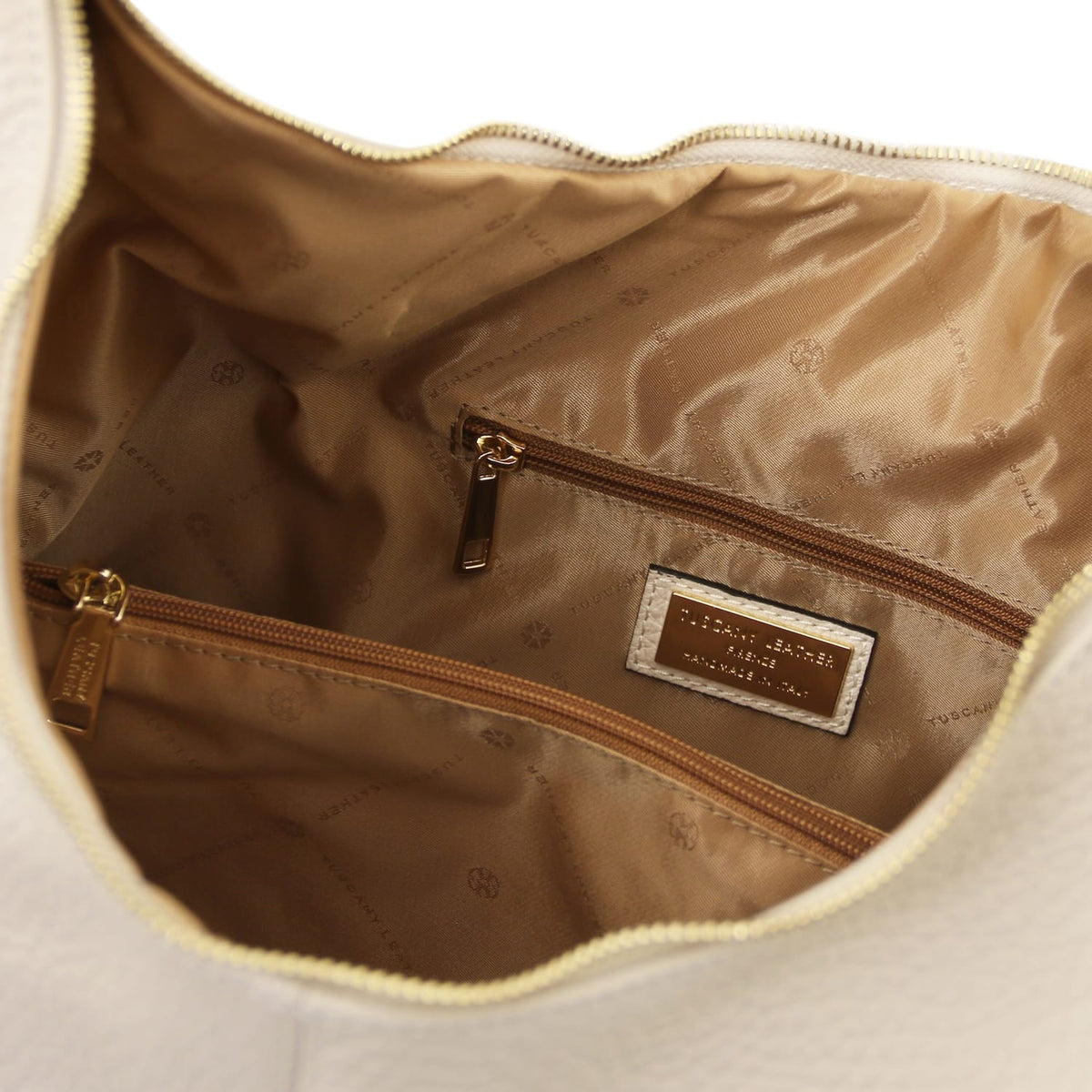 Vista interior of the bag with brown lining bolsillo con cremallera and brand plaque