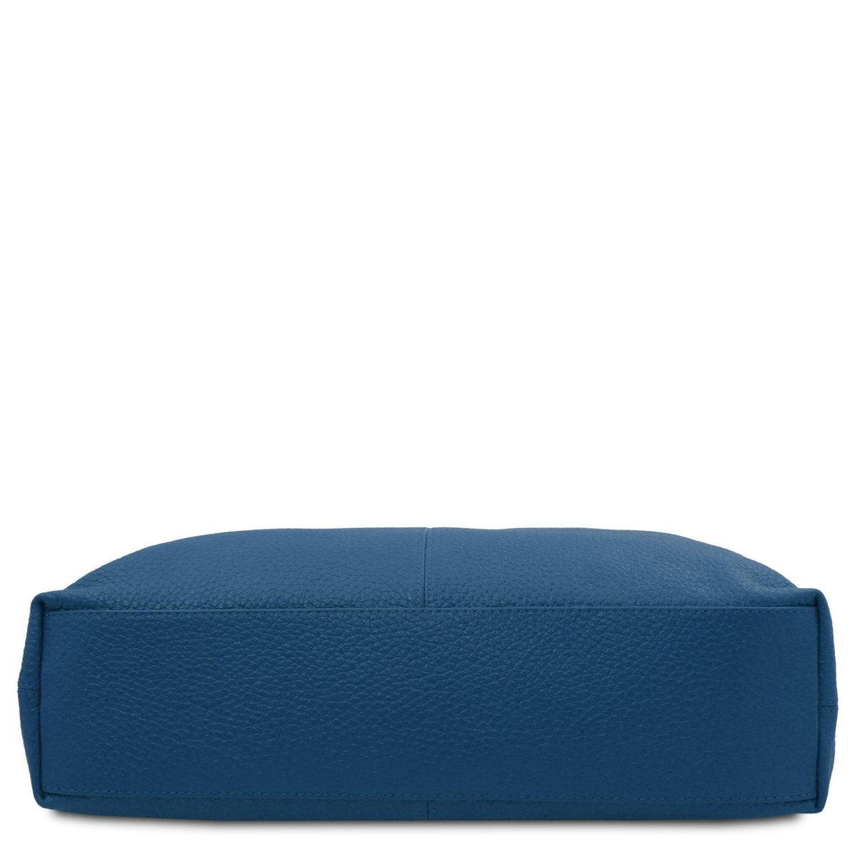 Vista inferior of blue pebbled Italian leather bolso shopper