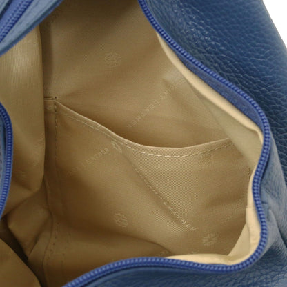 Primo piano of the interior pocket area of the blu backpack con fodera beige.