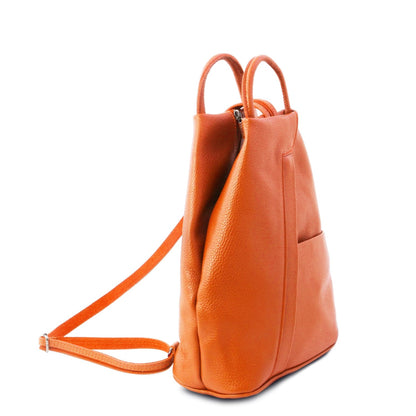 Arancione pelle martellata Shanghai backpack shown from the back con due manici e a long tracolla removibile