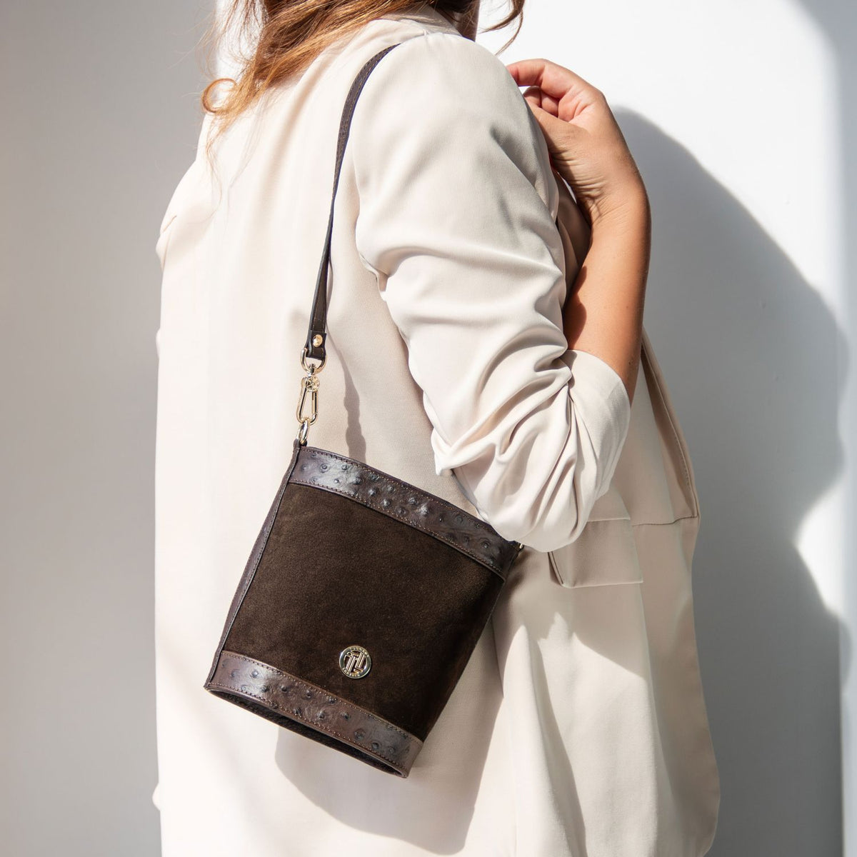 Ostrea – Beuteltasche aus Veloursleder und Leder mit Straußenprägung