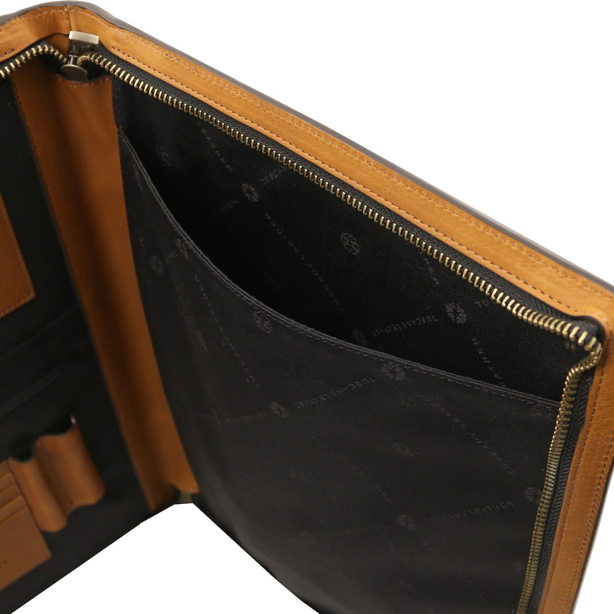 Top view of the interior with cuero ribete de piel along the zipper and black lining