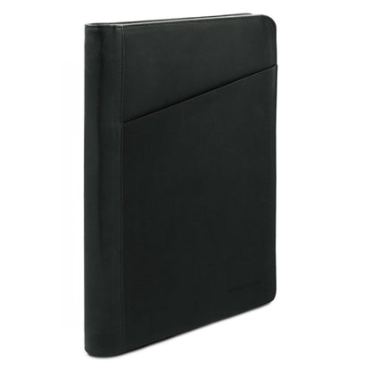 Negro leather document case angled to show diagonal front pocket and acabado liso