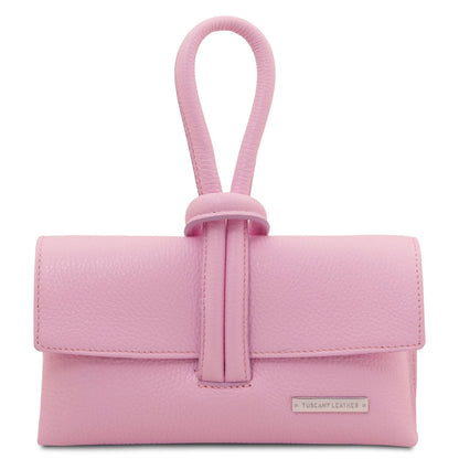 Rose foldover leather clutch with wrapped strap and poignée supérieure avec a metal brand plate