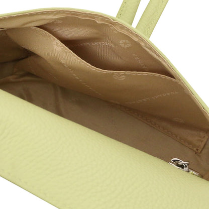 Vue intérieure of vert citron foldover leather clutch with doublure cognac and inner pocket