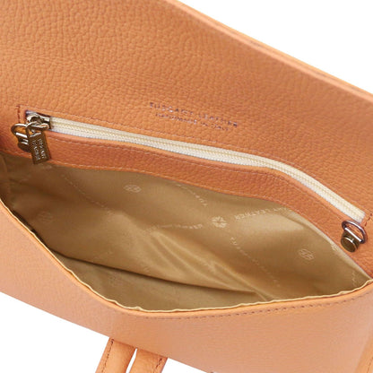 Interior of cognac cuir grainé foldover clutch with poche zippée and doublure beige.