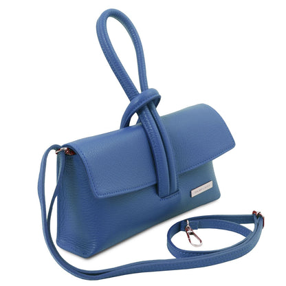 Blue leather bag with foldover flap poignée supérieure and bandoulière amovible