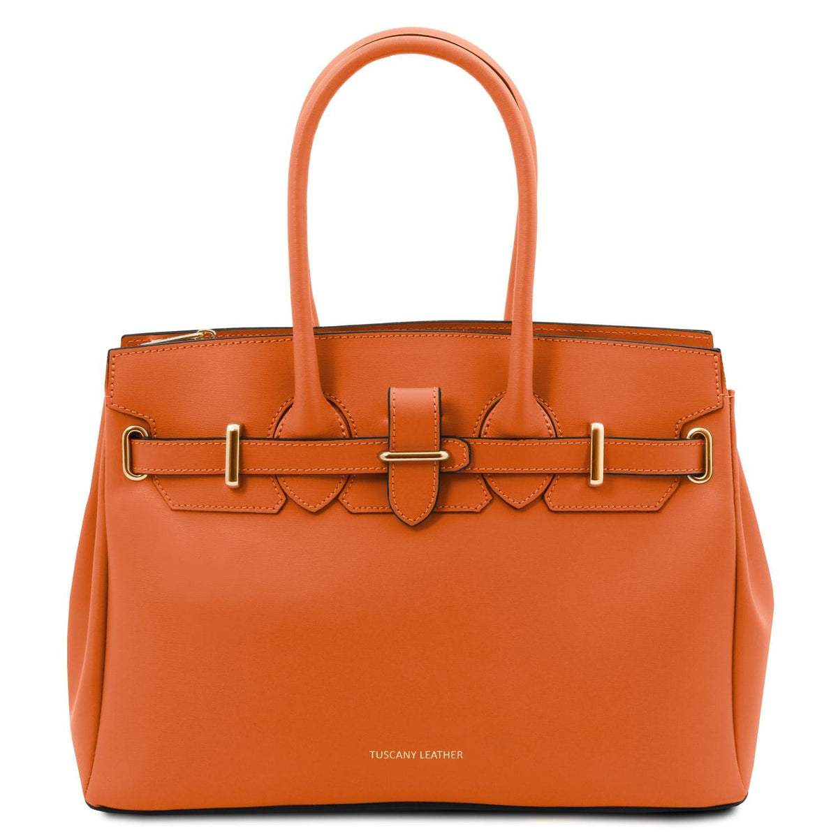 Naranja handbag with herrajes dorados sobre fondo blanco