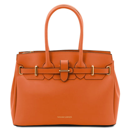 Naranja handbag with herrajes dorados sobre fondo blanco