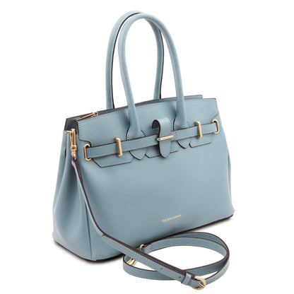 Sleek blue leather handbag with dos asas superiores, herrajes dorados, and correa de hombro extraíble sobre fondo blanco.