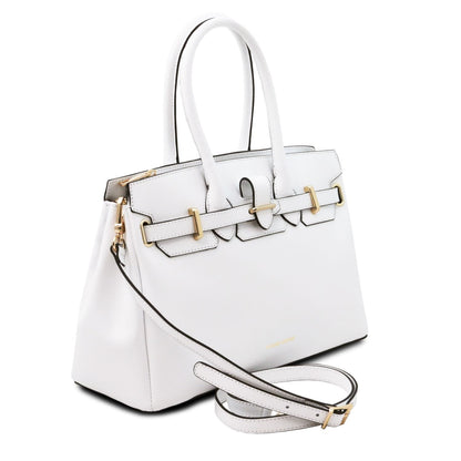Blanco Bolso de piel italiana with structured silhouette, asas superiores, correa de hombro extraíble, and herrajes dorados accents.
