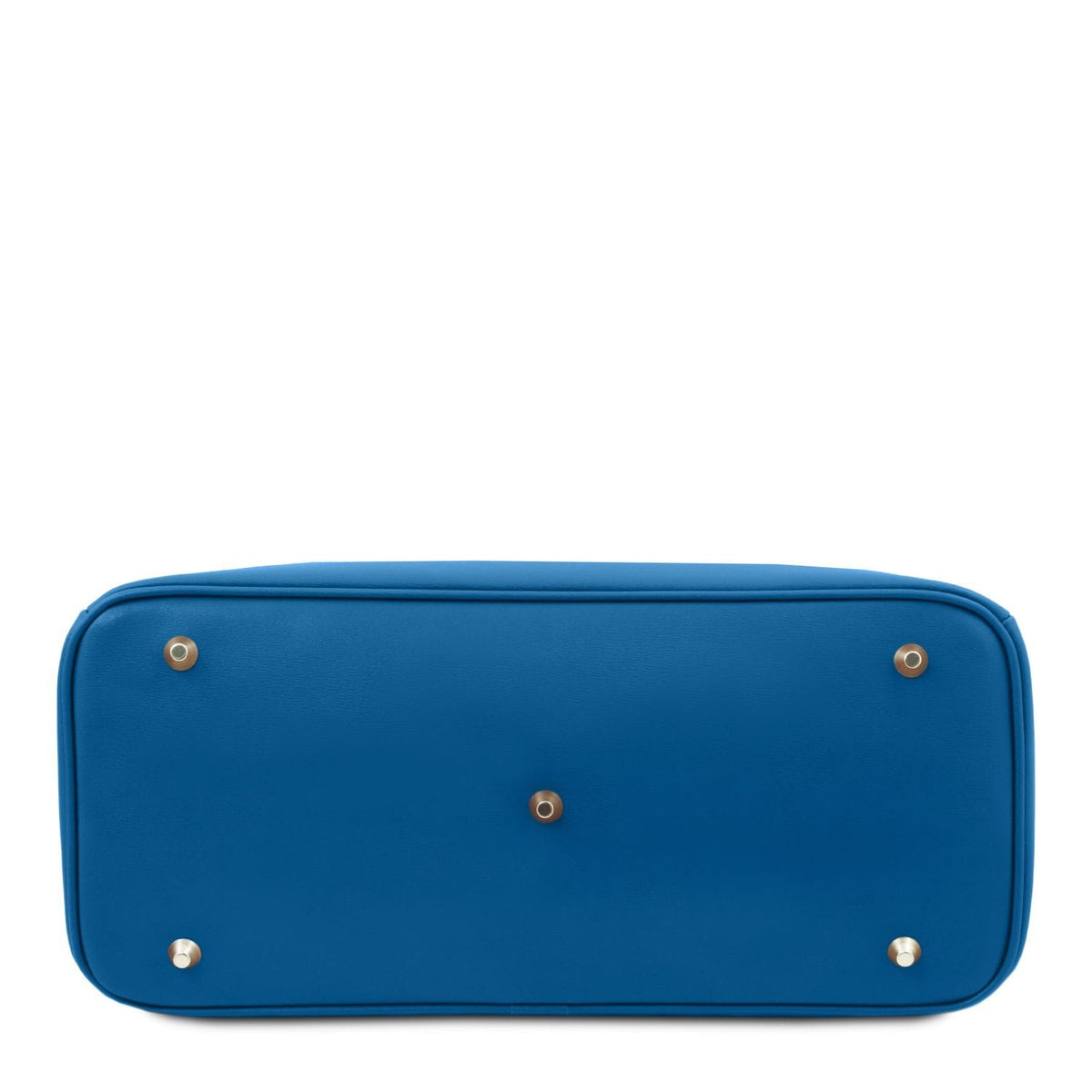Vista inferior of a structured blue leather handbag featuring five protective metal feet on a piel lisa base.