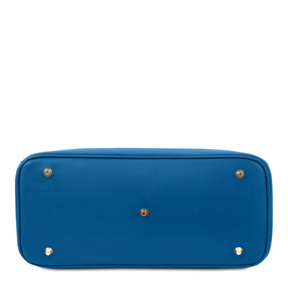 Vista inferior of a structured blue leather handbag featuring five protective metal feet on a piel lisa base.