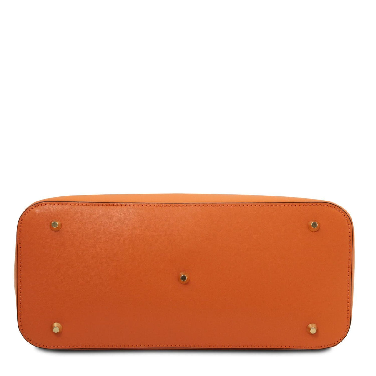Vista inferior of a structured cuero leather handbag showcasing gold-tone metal feet and detailed stitching.