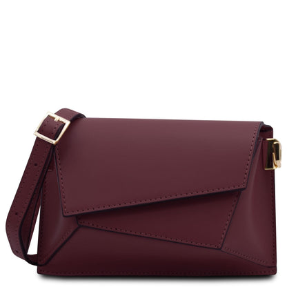 TL Bag - Bolso de hombro de piel  | TL142253 in burgundy smooth leather with geometric flap and correa ajustable sobre fondo blanco