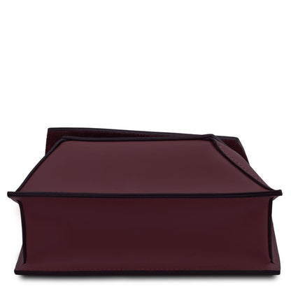 TL Bag - Bolso de hombro de piel  | TL142253 in burgundy leather with geometric shape and black trim sobre fondo blanco