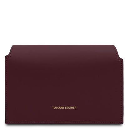 TL Bag - Bolso de hombro de piel | TL142253 in smooth burgundy leather with gold-tone logo detail sobre fondo blanco