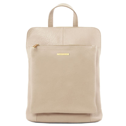 Beige backpack tegen witte achtergrond