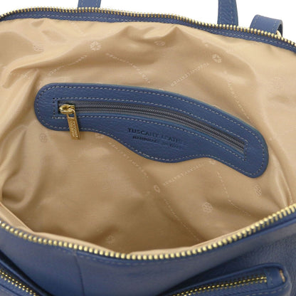 Interior of blue bag with beige voering and a ritsvak.