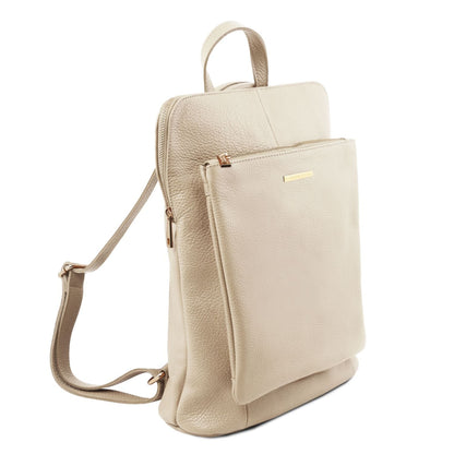 Beige generfd leer backpack with handvat and verstelbare riems, shown from the back.