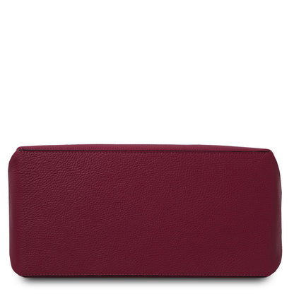 TL Bag - Soft Borsa in pelle italiana | TL142087 in bordeaux pelle martellata con a smooth base su sfondo bianco