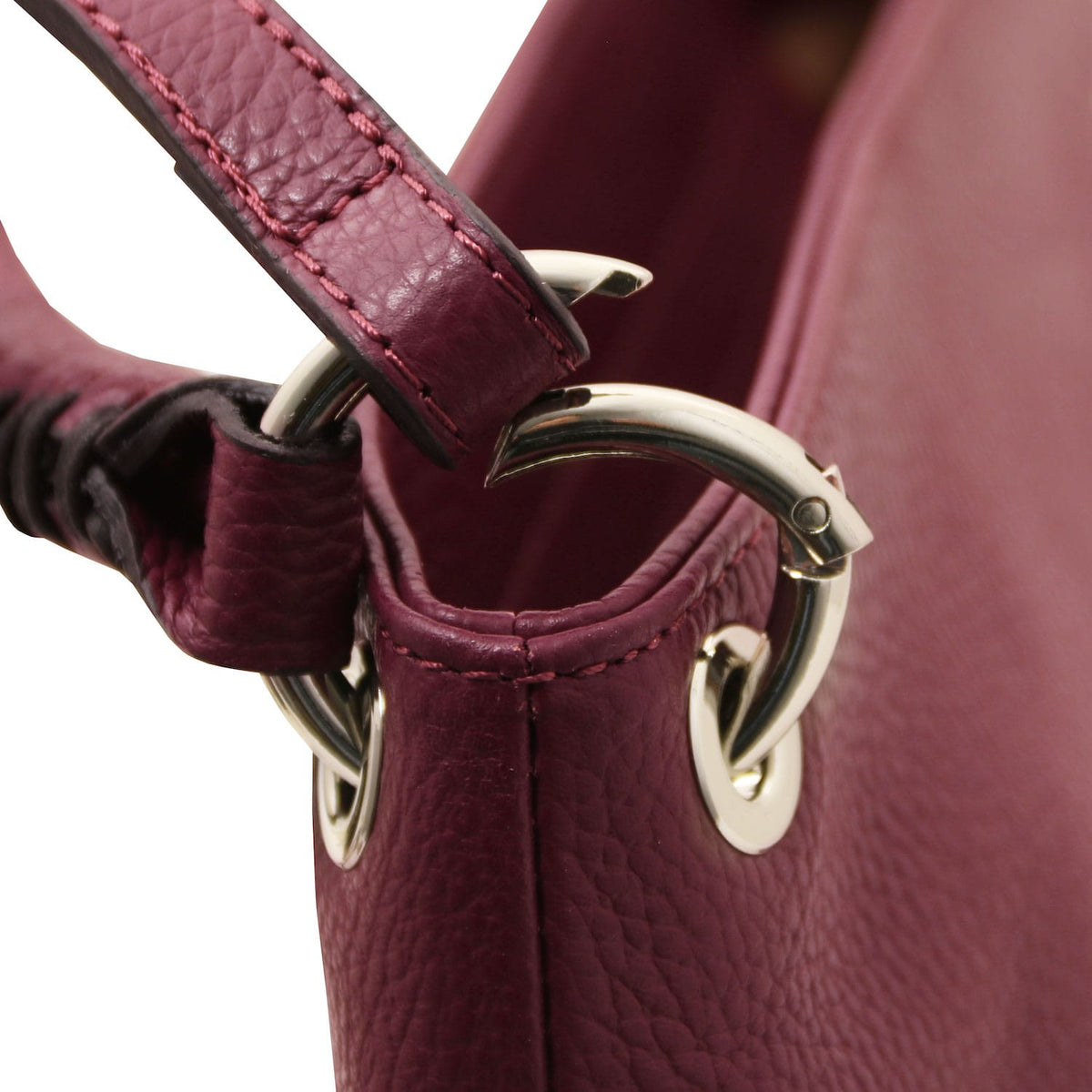 TL Bag - Soft Borsa in pelle italiana | TL142087 in bordeaux pelle martellata con silver ring hardware on vista ravvicinata