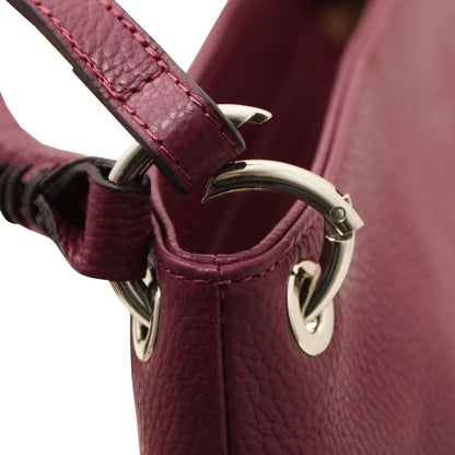 TL Bag - Soft Borsa in pelle italiana | TL142087 in bordeaux pelle martellata con silver ring hardware on vista ravvicinata