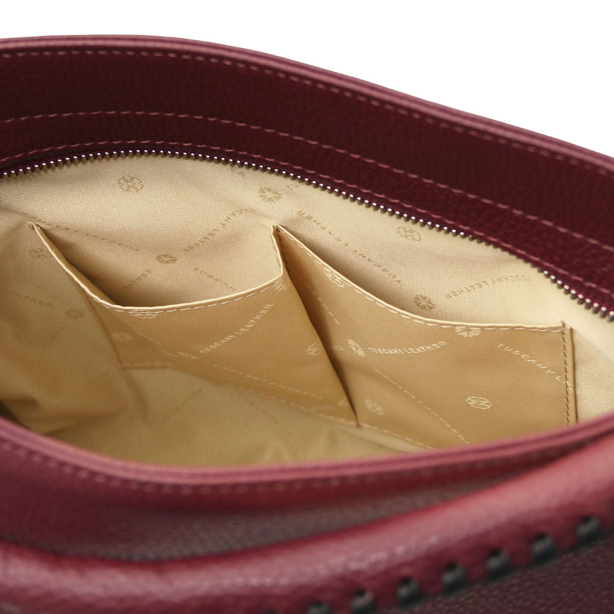 TL Bag - Soft Borsa in pelle italiana | TL142087 in bordeaux pelle martellata con beige fabric interior e dual inner pockets su sfondo bianco.