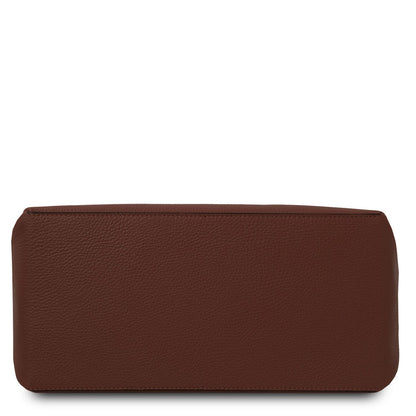 TL Bag - Soft Borsa in pelle italiana | TL142087 in marrone pelle martellata con reccuoiogular shape su sfondo bianco.