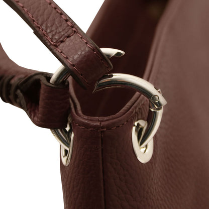 TL Bag - Soft Borsa in pelle italiana | TL142087 in deep bordeaux pelle martellata con accessori metallici color argento primo piano on strap attachment.