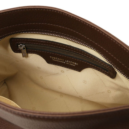TL Bag - Soft Borsa in pelle italiana | TL142087 in marrone pelle martellata con beige fabric interior e tasca con zip su sfondo bianco