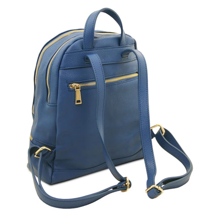 Blue leather backpack viewed from the side with poignée supérieure and bandoulière réglables