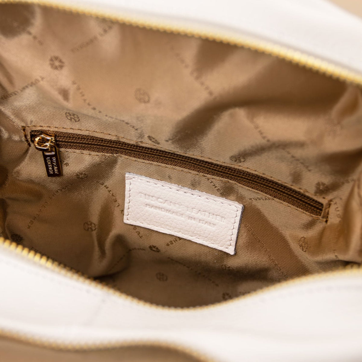 Vue intérieure showing brown poche zippée and white stitched brand label in TL Bag leather backpack