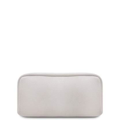 Bottom gros plan of white leather backpack with a fermeture zippée dorée and cognac doublure intérieure