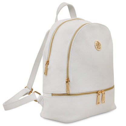 Blanc cuir souple backpack with fermetures zippées dorées, circular front logo badge, poignée supérieure and bandoulière réglables.