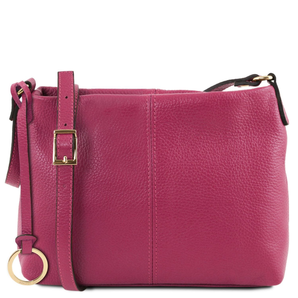 Magenta weiches Leder shoulder bag with verstellbarer Riemen and gold buckle, featuring circular ring detail.