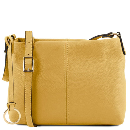 Senfgelb weiches Leder shoulder bag with verstellbarer Riemen and gold buckle and circular ring charm.