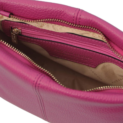 Geöffnetes view of a pink weiches Leder shoulder bag showing smooth Innenfutter and Reissverschlusstasche with gold-tone zipper pull.