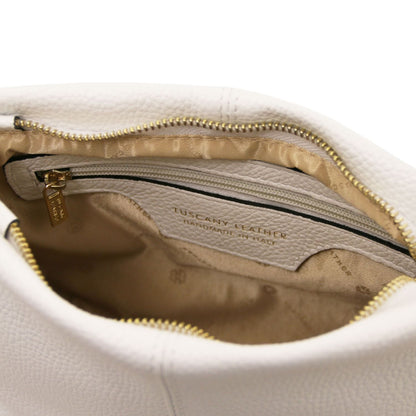Innenansicht of soft white leather shoulder bag showing goldfarbener Reissverschluss and beige Stofffutter with Tuscany Leather label.