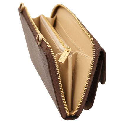 Urania - Leather phone wallet with strap | TL142433 in brown piel granulada with beige interior and gold zipper detail sobre fondo blanco