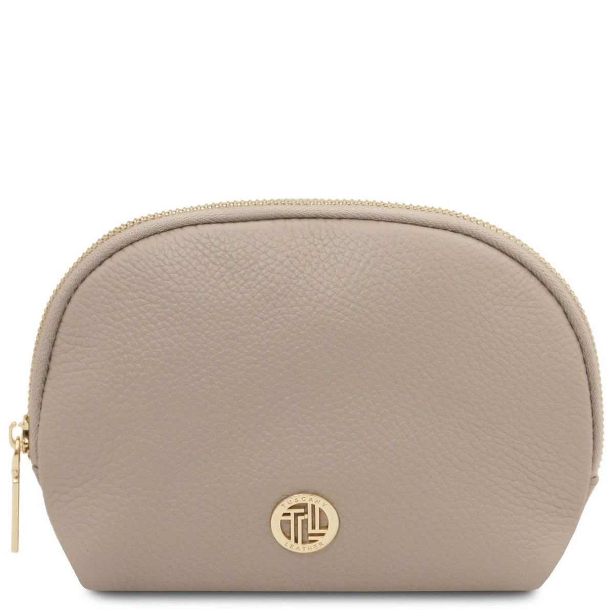 Soft taupe leather toiletry case with textura granulada, cremallera dorada, and circular metal emblem on front panel.