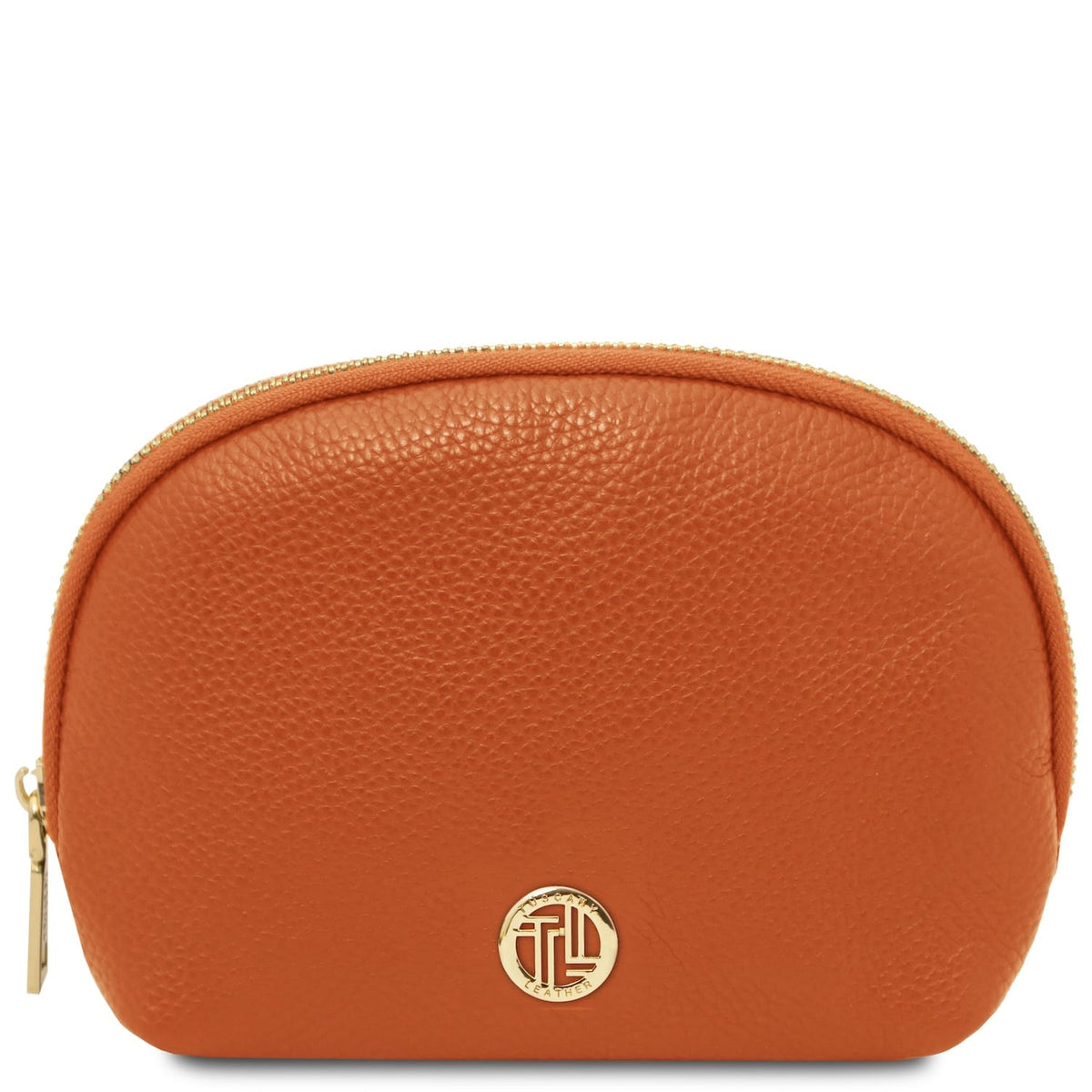Compact piel suave toiletry case in warm cuero with textura granulada and gold-tone zipper pull and emblem.