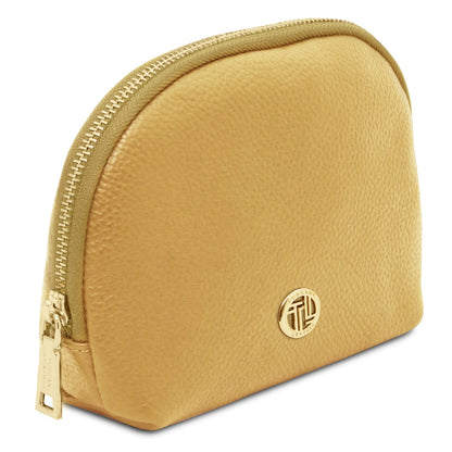 Compact piel suave toiletry case in cuero with textured pebbled finish and gold-tone zipper and emblem detail.