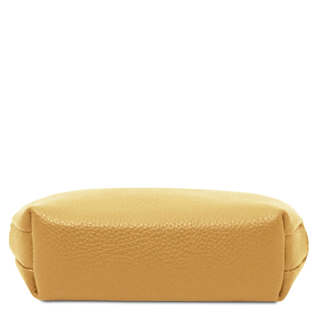 Soft cuero leather toiletry case with textura granulada and structured reccuerogular shape for travel organization.