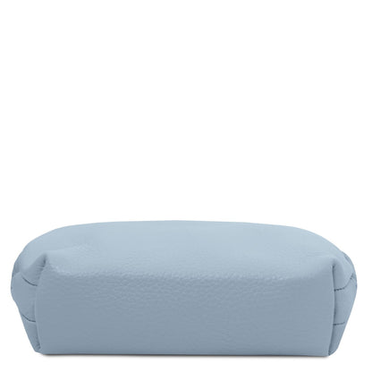 Soft azul claro leather toiletry case with a textura granulada and smooth, structured design.